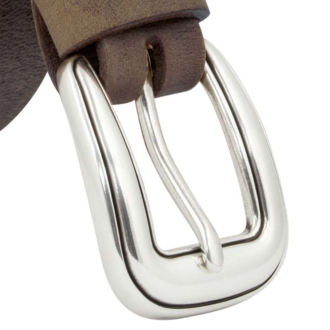 Nahaufnahme silberne Gürtelschnalle an braunem used-look Lederriemen #color_braun-used