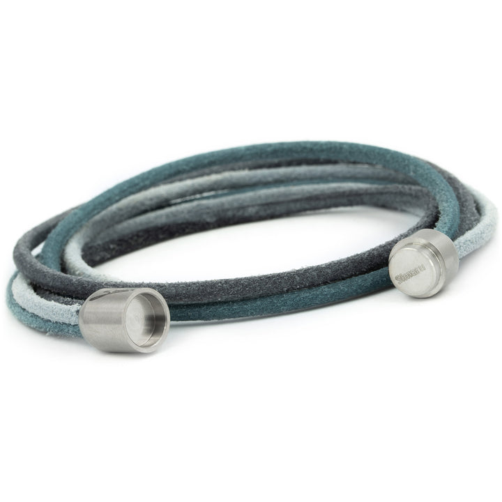 Blau-graues Wickelarmband aus echtem Leder mit geöffnetem Magnetverschluss in silber