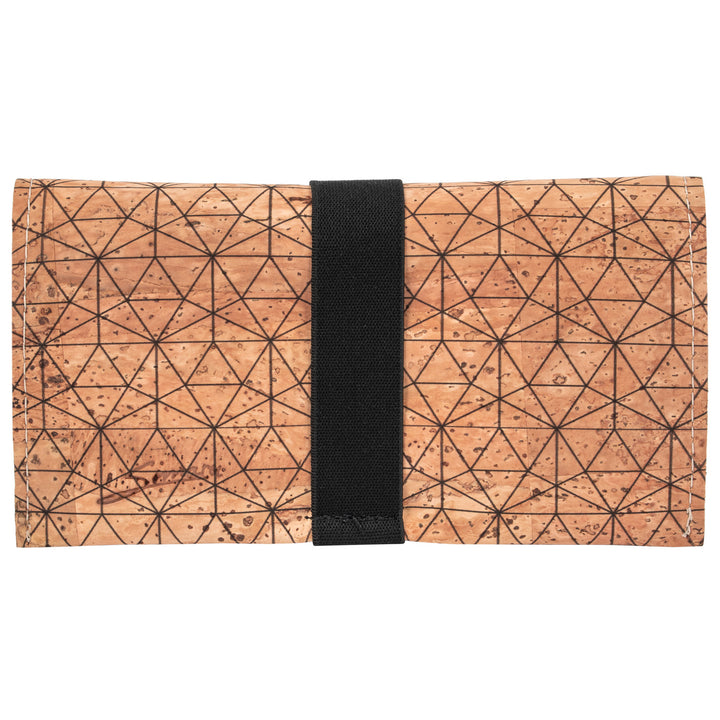 Geschlossene Tabaktasche aus hellem Kork mit schwarzem Muster und elastischem Gummibandverschluss #color_metrisch