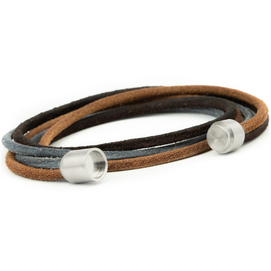 Dreifarbiges Wickelarmband aus echtem Leder mit geöffnetem Magnetverschluss in silber