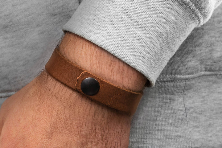 Breites, glattes Lederarmband in hellbraun mit Druckverschluss an Herrenhandgelenk #color_hellbraun
