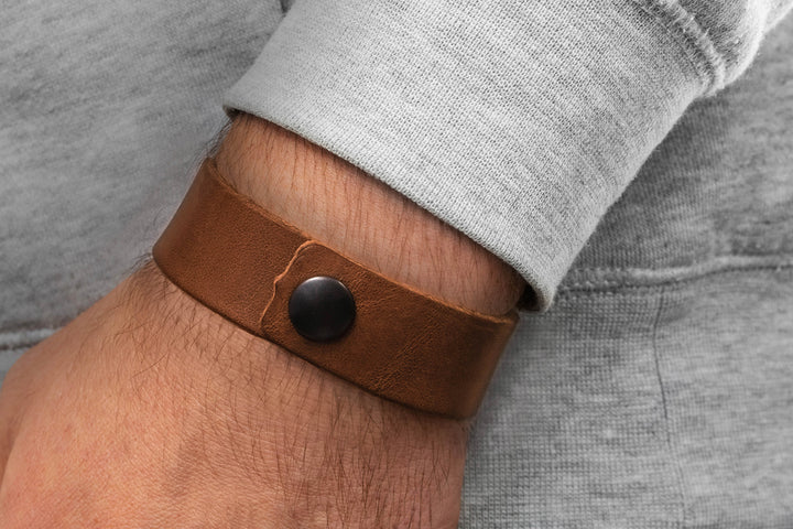 Breites, glattes Lederarmband in hellbraun mit Druckverschluss an Herrenhandgelenk #color_hellbraun