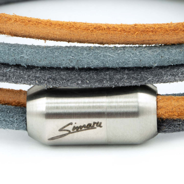 Großaufnahme silberner Magnetverschluss mit Simaru Schriftzug an Wickelarmband aus rauem Leder