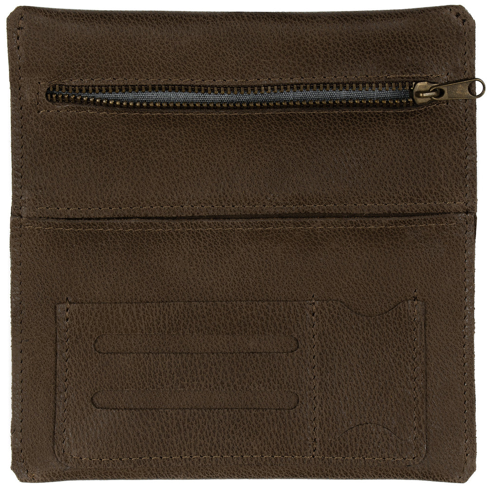 Geöffnete Tabaktasche aus braunem Leder mit Reißverschlussfach und weiteren Fächern für Zubehör #color_braun