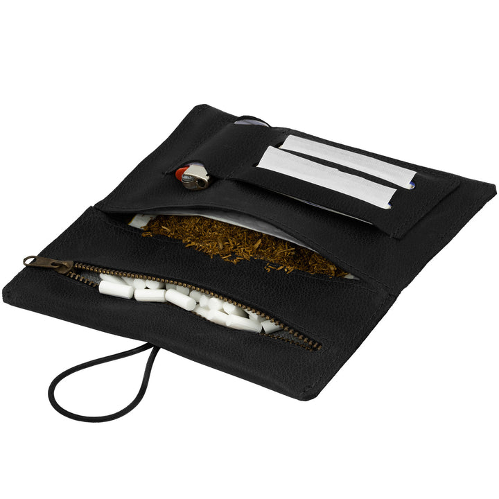 Geöffnete Tabaktasche aus schwarzem Leder mit fächern für Tabak, Filter, Paper und Feuerzeug #color_schwarz