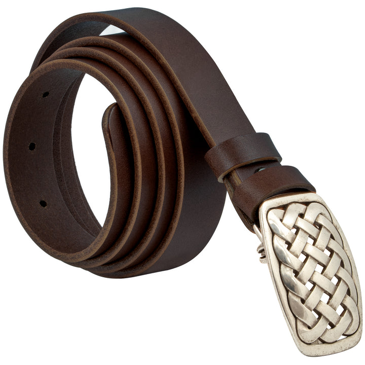 Brauner Ledergürtel aufgerollt mit prägnanter Silberschnalle #color_braun