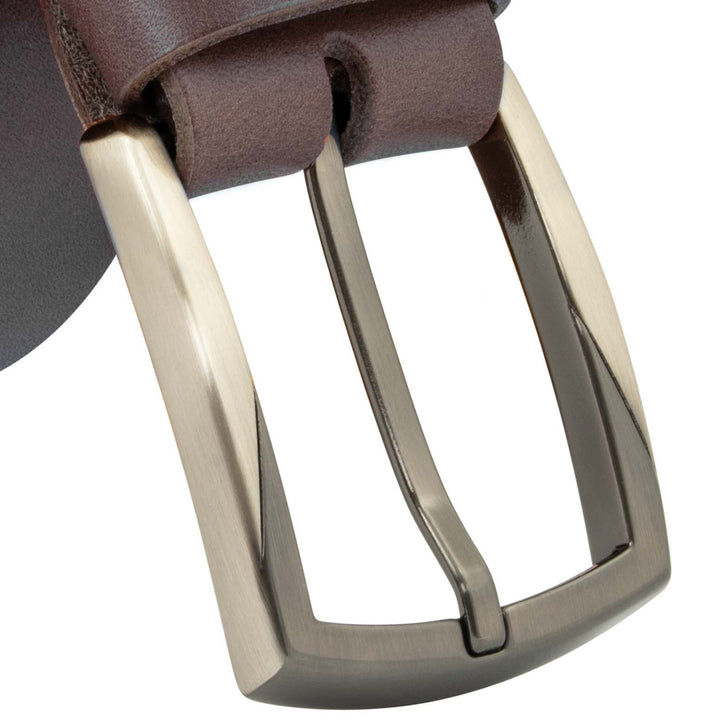 Großaufnahme silberne Gürtelschnalle an dunkelbraunem Lederriemen #color_braun