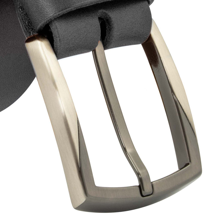 Großaufnahme silberne Gürtelschnalle an schwarzem Lederriemen #color_schwarz