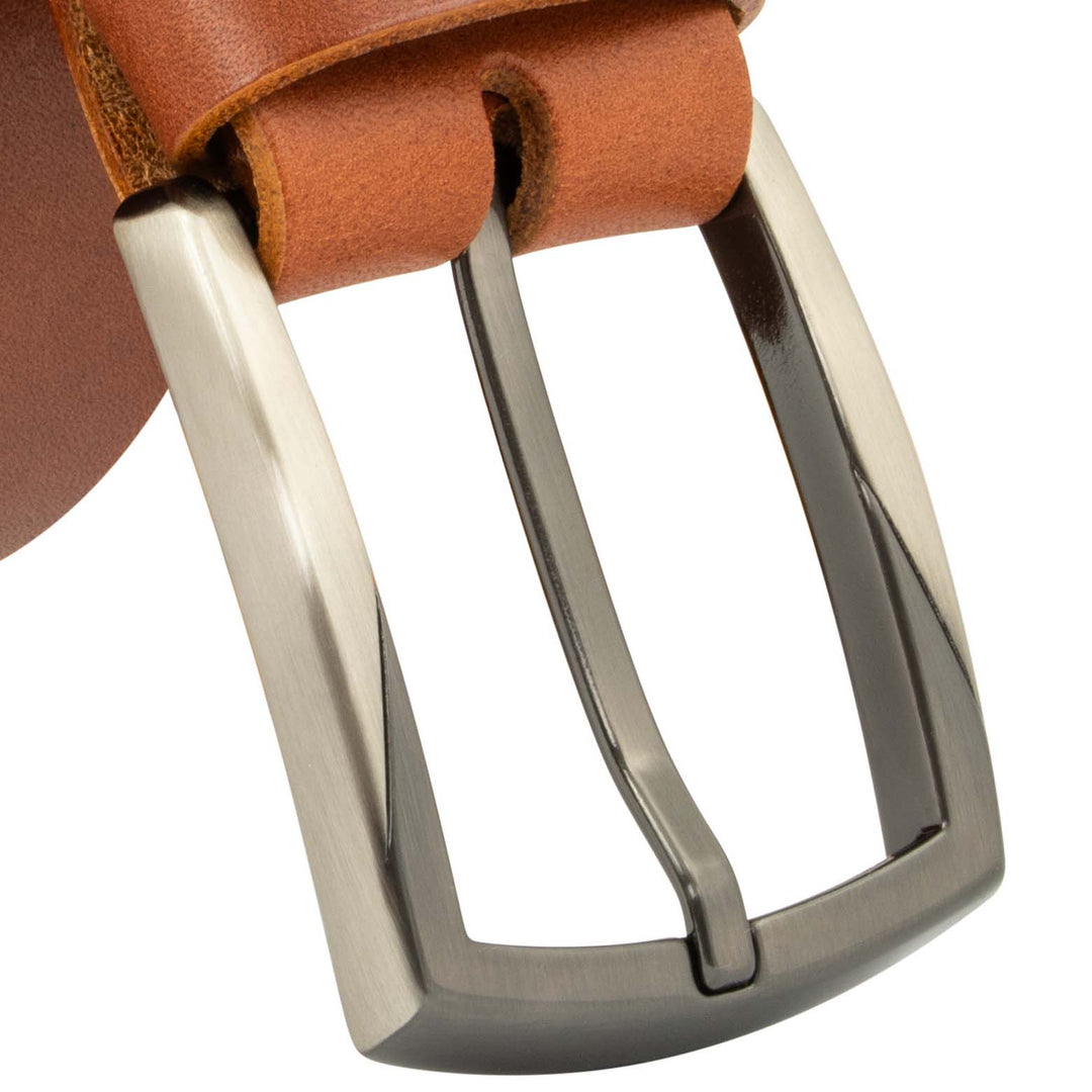 Großaufnahme silberne Gürtelschnalle an hellbraunem Lederriemen #color_hellbraun