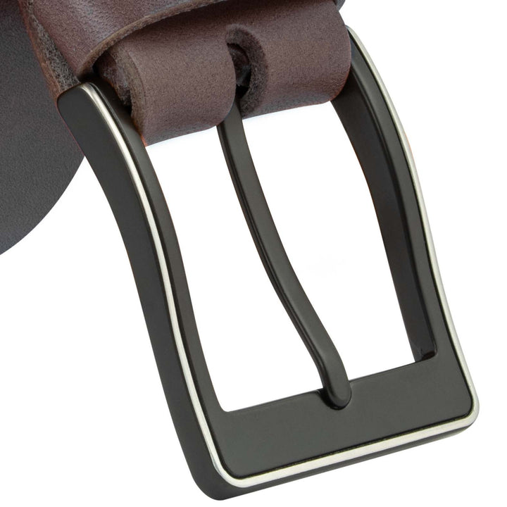 Nahaufnahme matt schwarze Gürtelschnalle an dunkelbraunem Lederriemen #color_braun