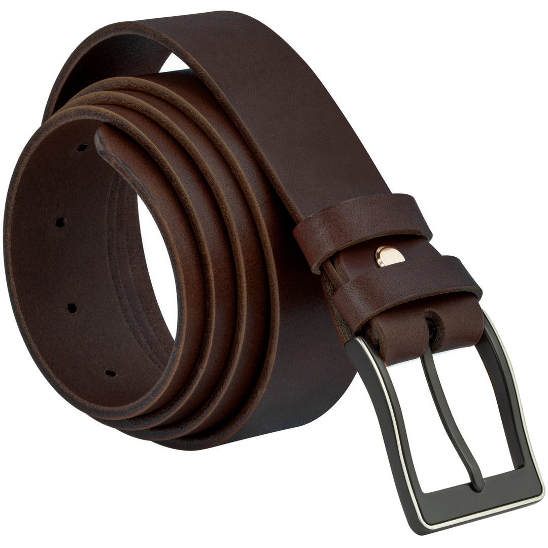 Aufgerollter, brauner Ledergürtel mit matter, schwarzer Schnalle #color_braun