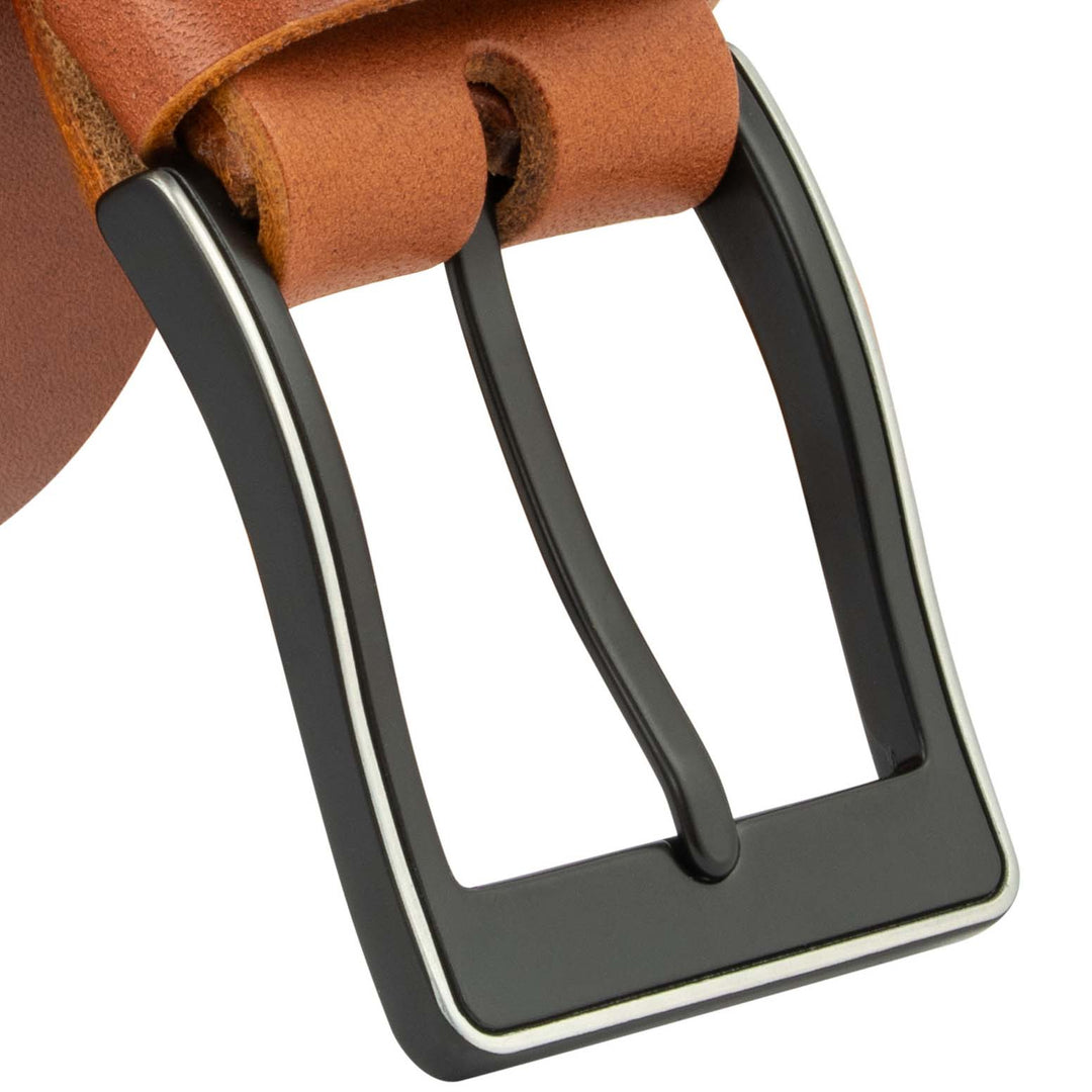 Nahaufnahme matt schwarze Gürtelschnalle an hellbraunem Lederriemen #color_hellbraun