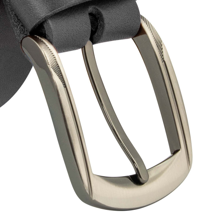 Nahaufnahme silberne Gürtelschnalle an schwarzem Lederriemen #color_schwarz