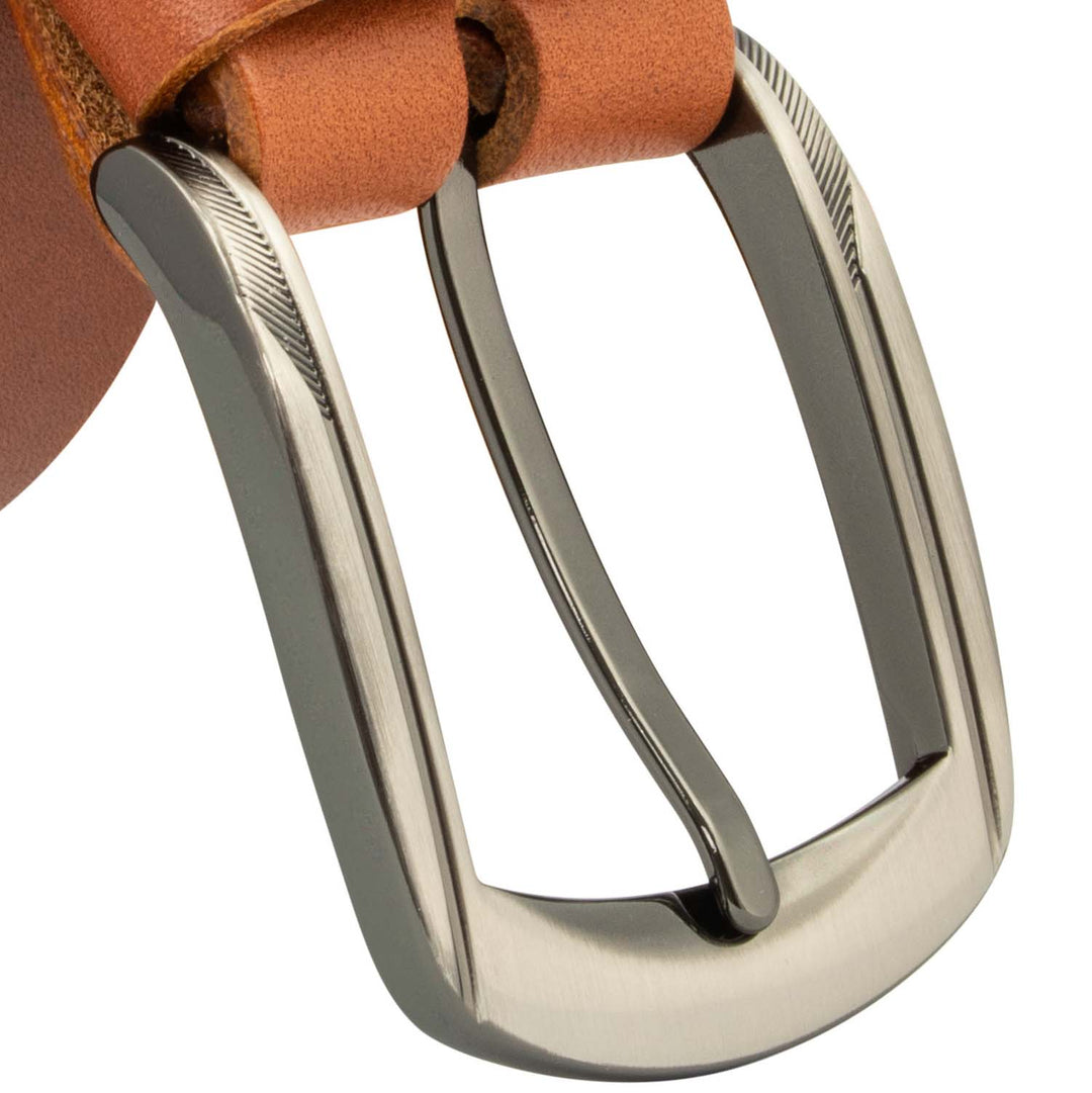 Nahaufnahme silberne Gürtelschnalle an hellbraunem Lederriemen #color_hellbraun