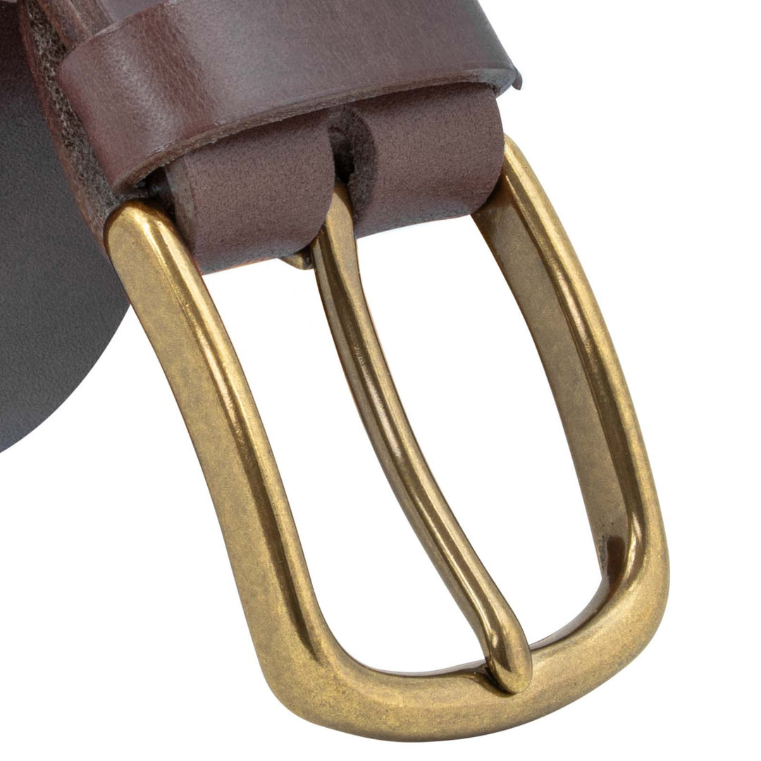 Großaufnahme goldene Gürtelschnalle an dunkelbraunem Lederriemen #color_braun