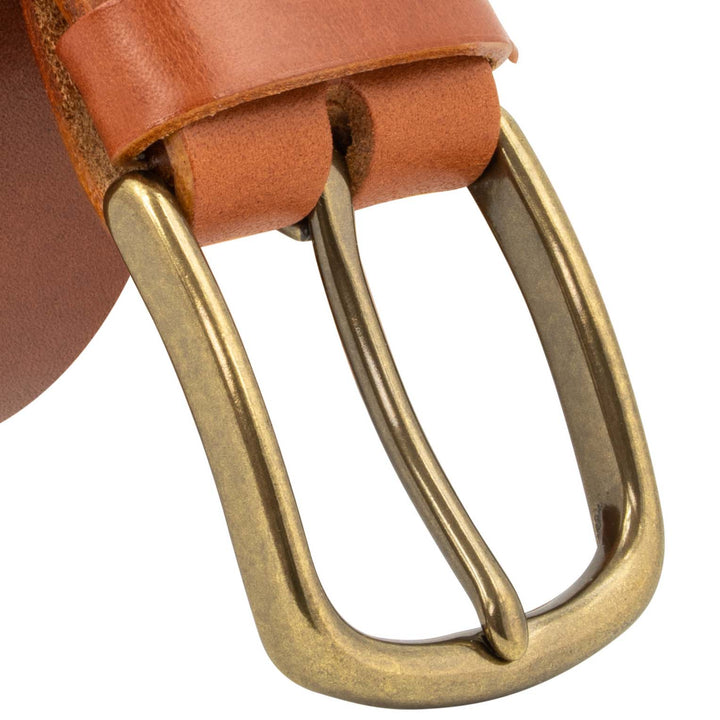 Großaufnahme goldene Gürtelschnalle an hellbraunem Lederriemen #color_hellbraun