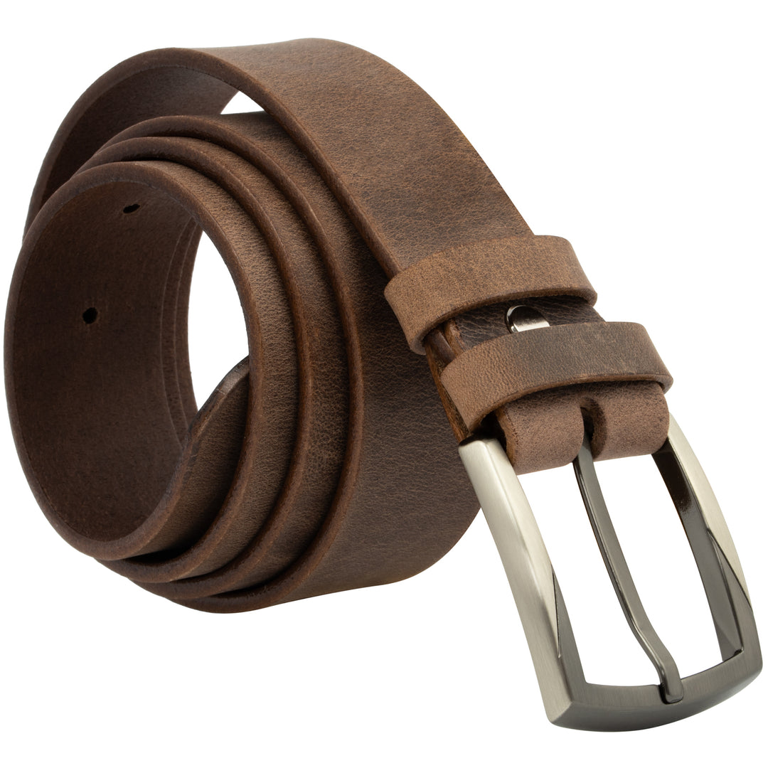 Aufgerollter, brauner Ledergürtel im Used-Look mit markanter Silberschnalle #color_braun-used