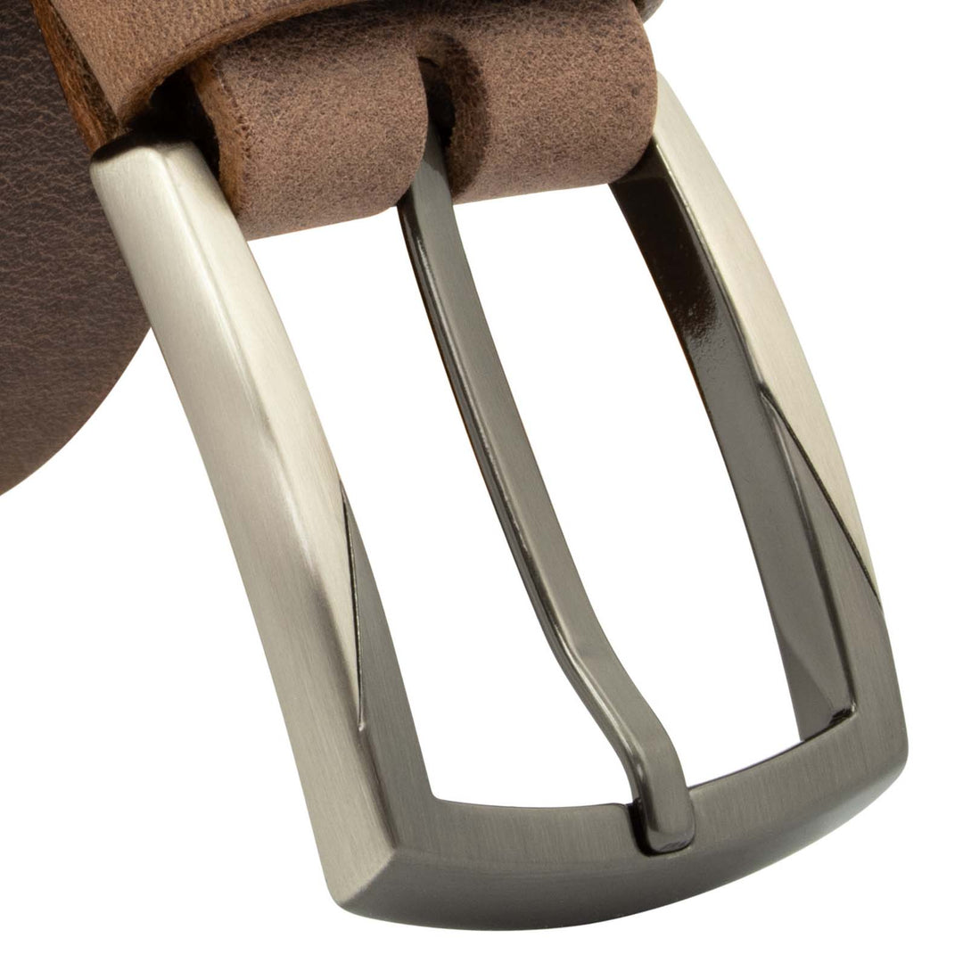 Großaufnahme silberne Gürtelschnalle an braunem Lederriemen #color_braun-used