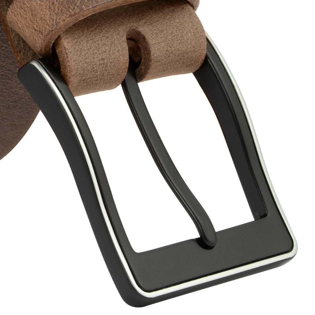 Nahaufnahme matt schwarze Gürtelschnalle an braunem Lederriemen #color_braun-used