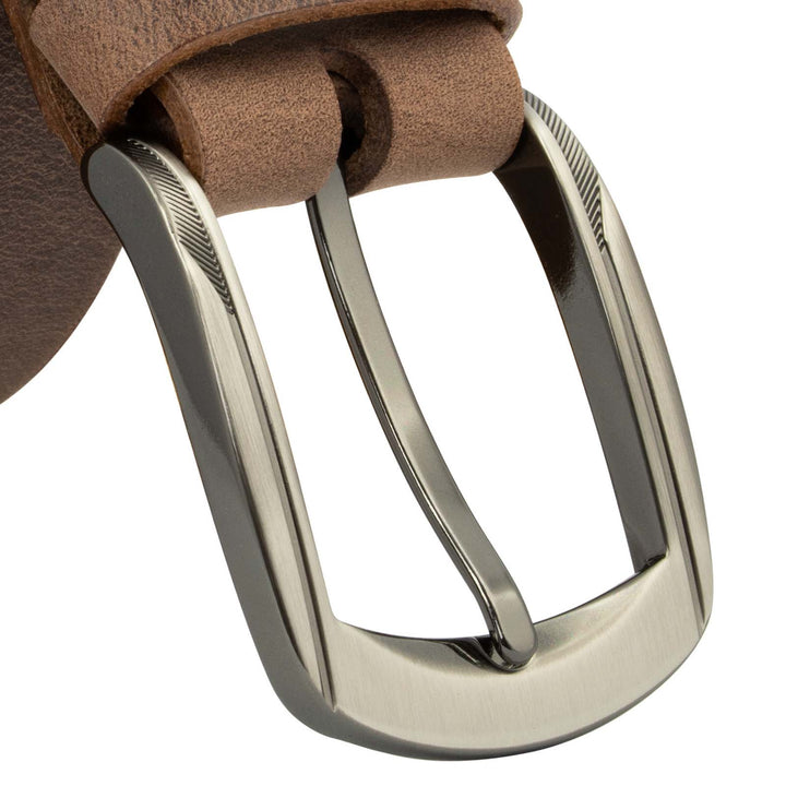 Nahaufnahme silberne Gürtelschnalle an braunem Lederriemen #color_braun-used