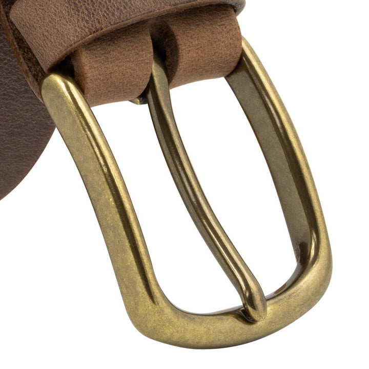Großaufnahme goldene Gürtelschnalle an braunem Lederriemen #color_braun-used