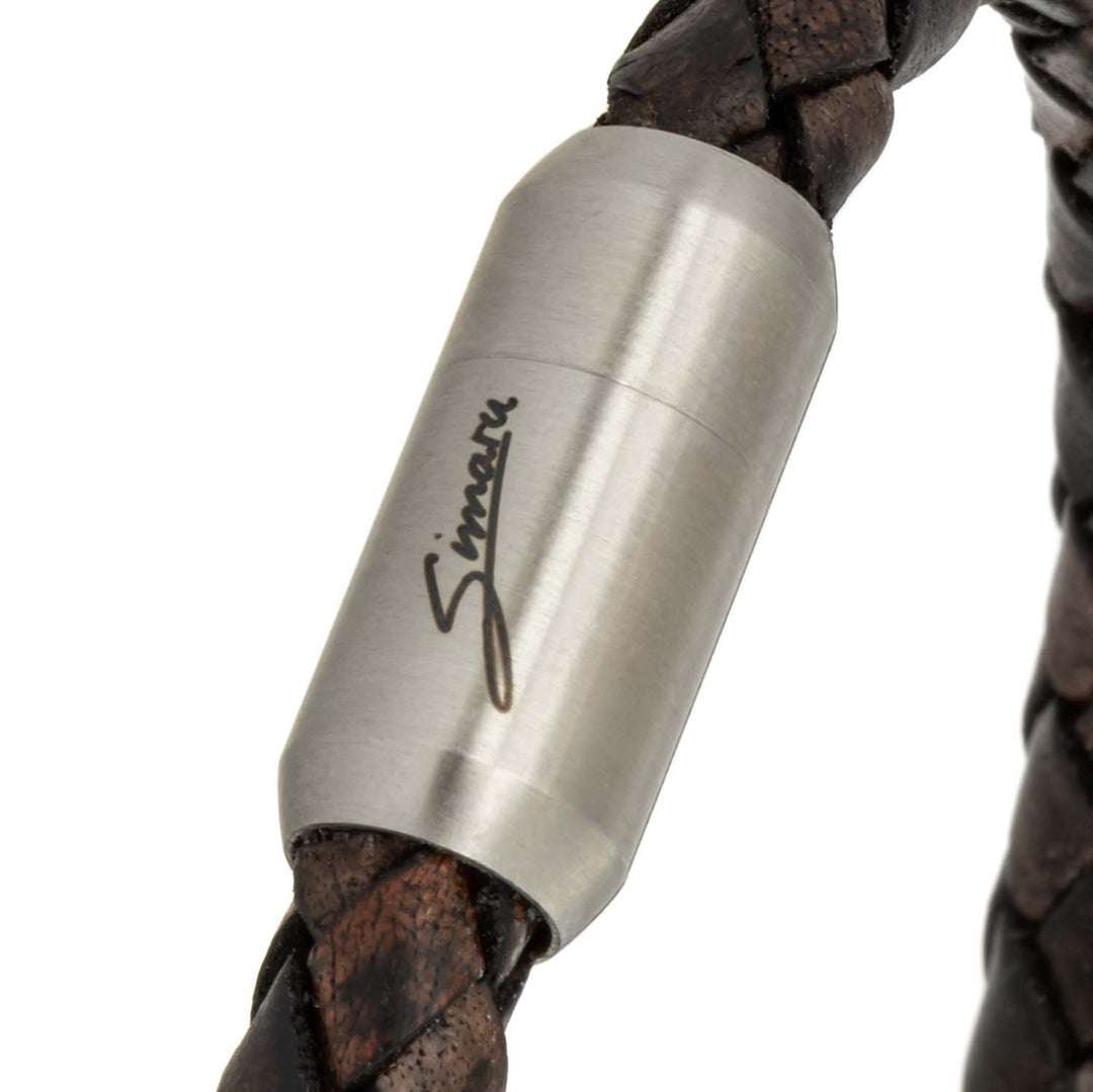 Großaufnahme silberner Magnetverschluss mit Simaru Schriftzug an geflochtenem Lederarmband