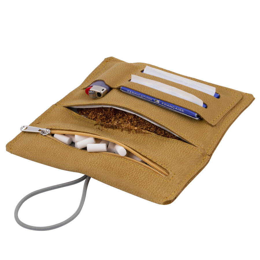 Geöffnete Tabaktasche aus ockerfarbenem Leder mit Tabak, Filter, Paper und Feuerzeug #color_amber