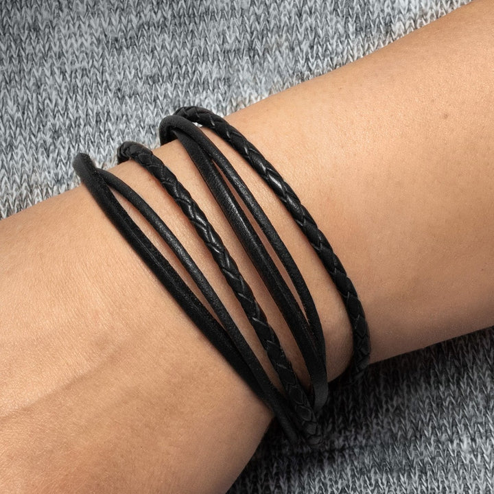 Schwarzes Lederarmband glatt und geflochten um Herrenhandgelenk gewickelt #color_schwarz