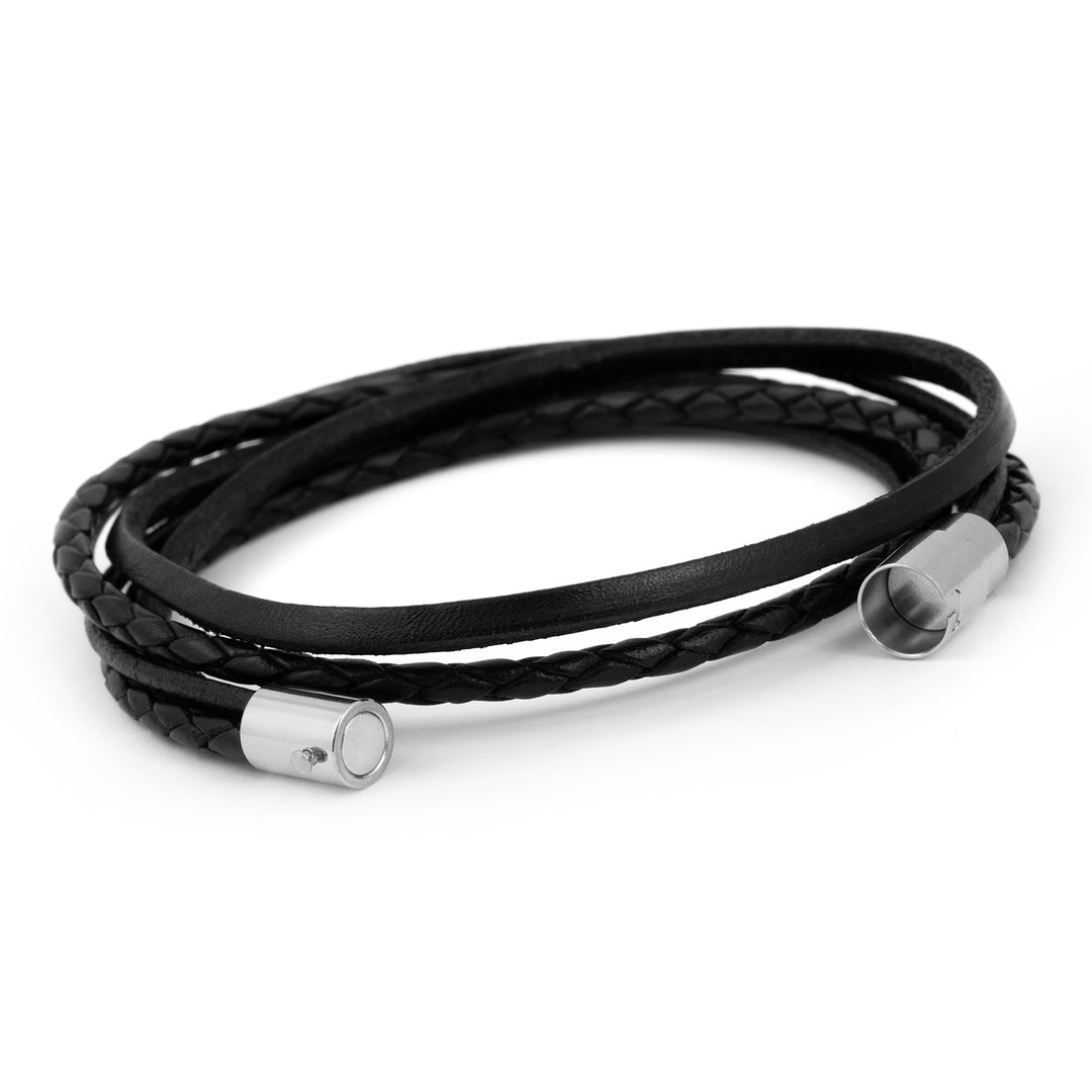 Schwarzes Wickelarmband aus Leder mit magnetischem Hakenverschluss in silber offen #color_schwarz