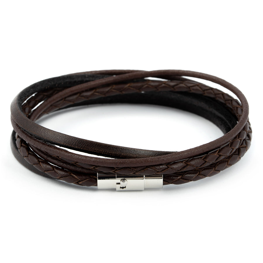 Braunes Wickelarmband aus Leder mit magnetischem Hakenverschluss in silber geschlossen #color_braun