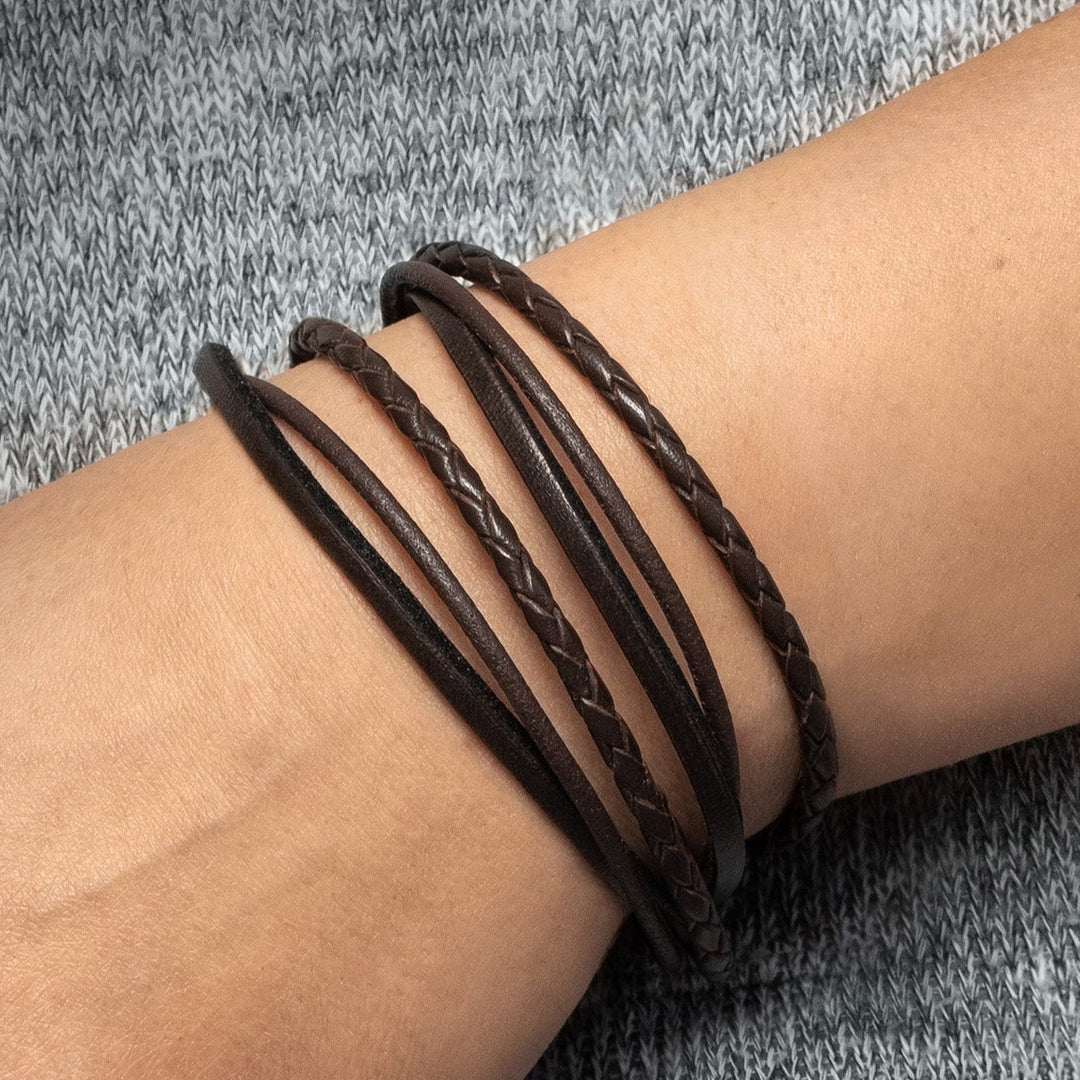 Braunes Lederarmband glatt und geflochten um Herrenhandgelenk gewickelt #color_braun