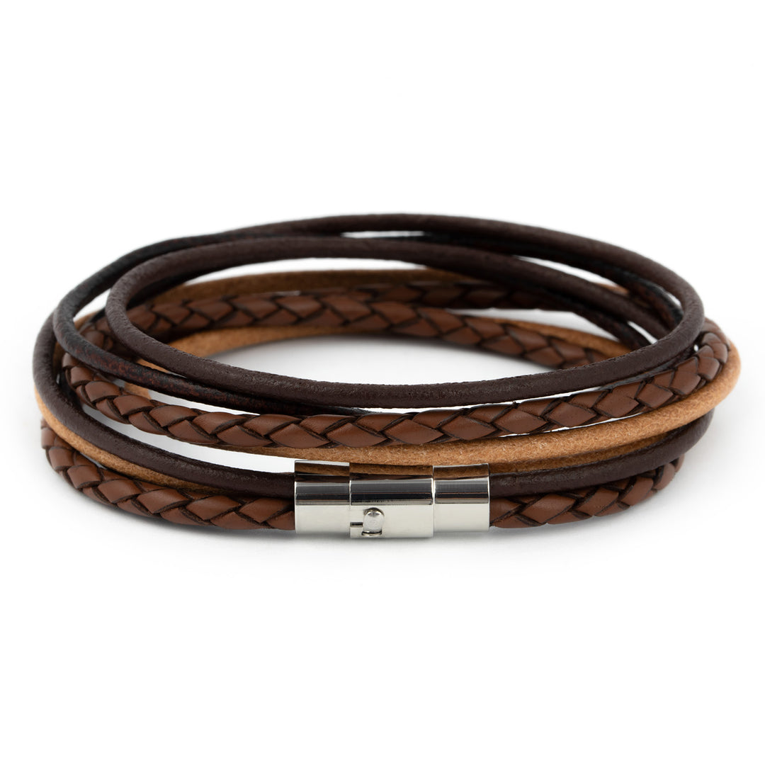 Braunes Wickelarmband aus Leder glatt und geflochten mit magnetischem Hakenverschluss in silber geschlossen #color_hellbraun-mix