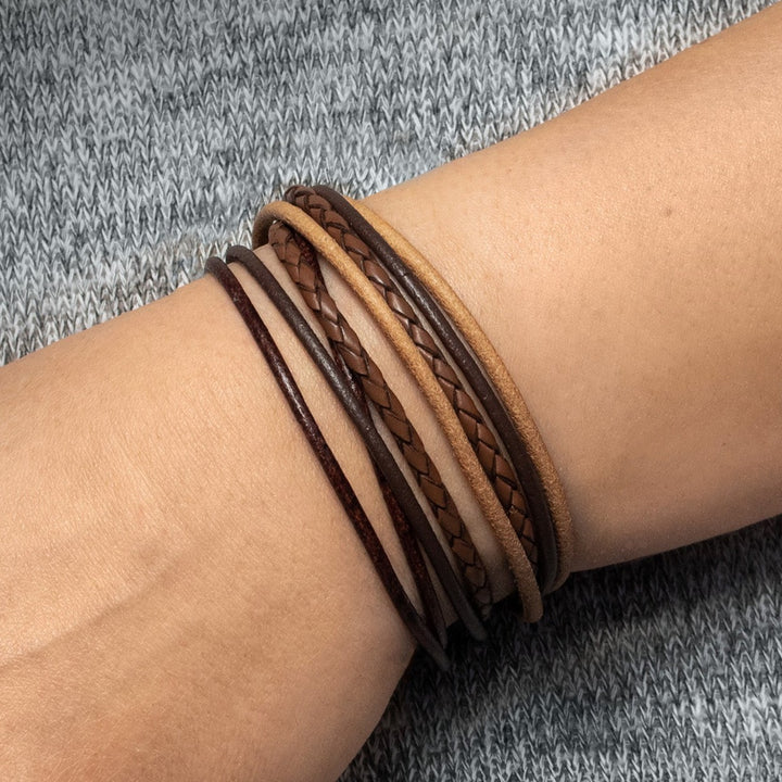 #color_hMehrfarbiges Lederarmband in warmen Brauntönen glatt und geflochten um Herrenhandgelenk gewickelt #color_hellbraun-mix