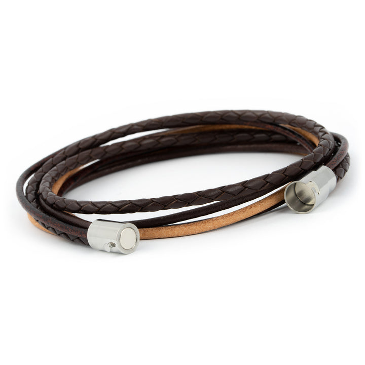 Braunes Wickelarmband aus Leder mit magnetischem Hakenverschluss in silber offen #color_braun-mix