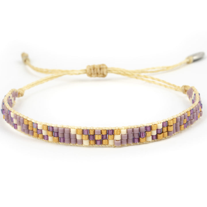 Armband mit 3 Reihen Glasperlen in lila, lavendel, gold und weiß