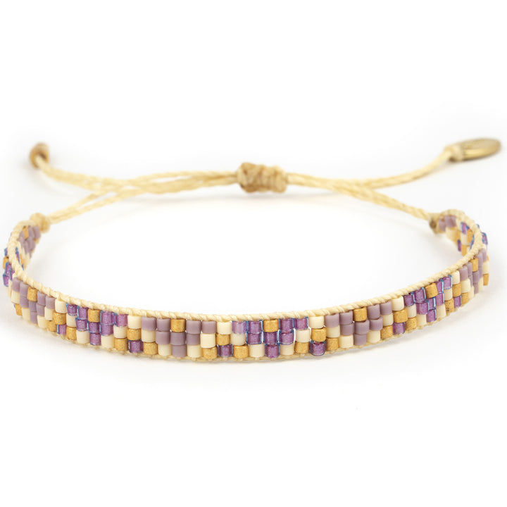 Armband mit 3 Reihen Glasperlen in lavendel, weiß, gold und lila