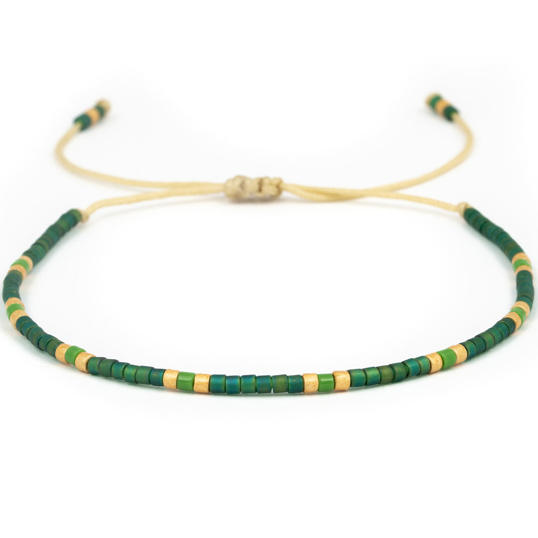 Armband mit einer Perlenreihe in grün und gold