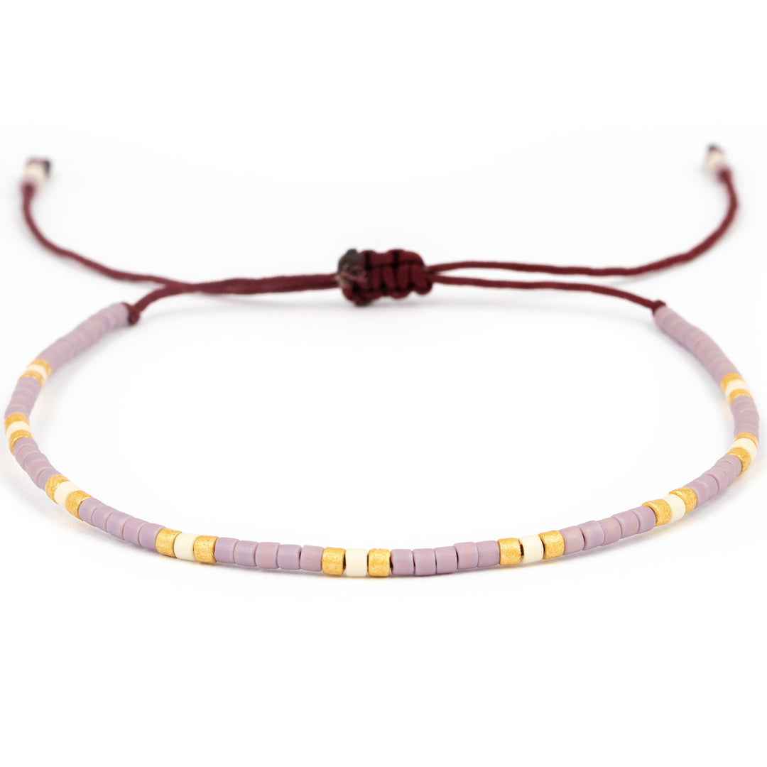 Armband mit einer Perlenreihe in lavendel, gold und weiß