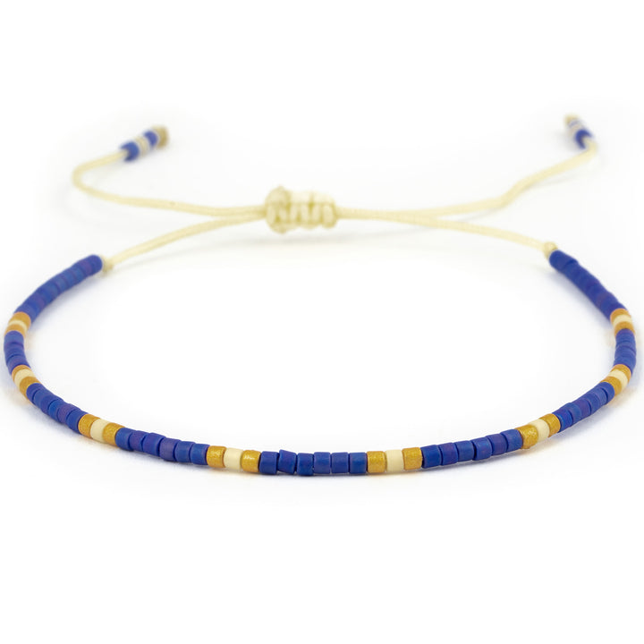 Armband mit einer Perlenreihe in dunkelblau, gold und weiß
