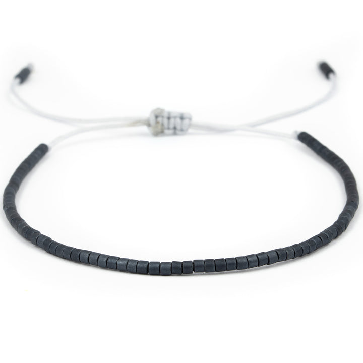 Armband mit einer Perlenreihe in grau