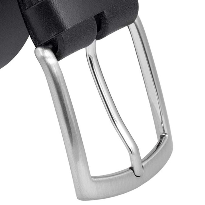 Nahaufnahme silberne Gürtelschnalle an schwarzem Lederriemen #color_schwarz