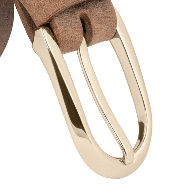 Nahaufnahme feine, goldene Gürtelschnalle an braunem Lederriemen #color_braun-used