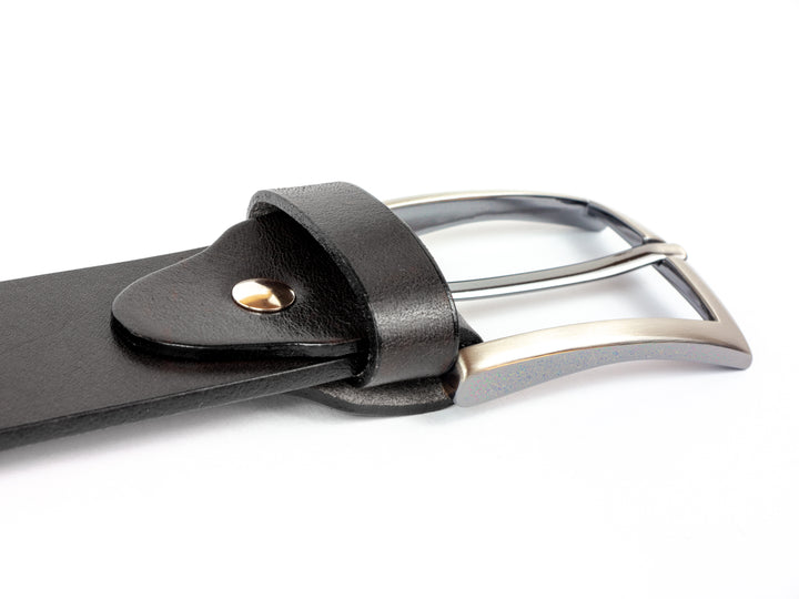 Gürtelende mit glänzender Silberschnalle #color_schwarz