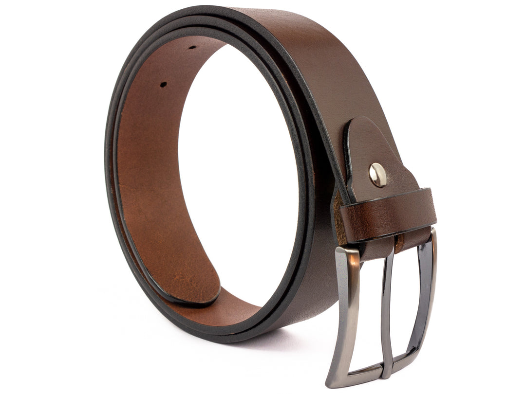 Aufgerollter, dunkelbrauner Ledergürtel mit silberner Schnalle #color_braun