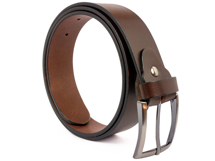 Aufgerollter, dunkelbrauner Ledergürtel mit silberner Schnalle #color_braun