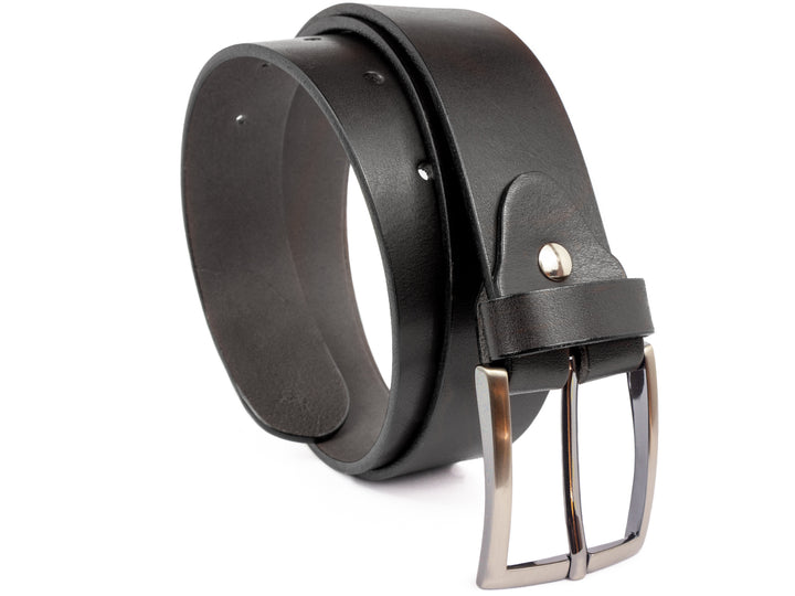 Aufgerollter, schwarzer Ledergürtel mit silberner Schnalle #color_schwarz