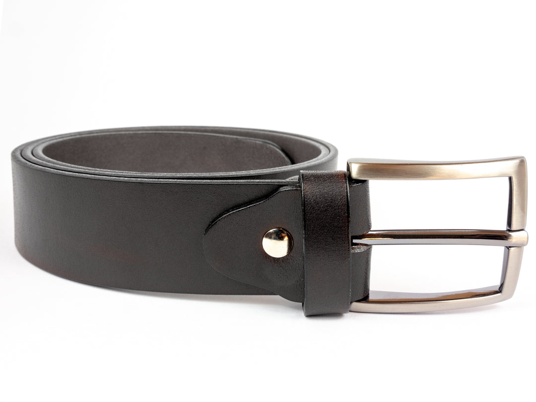 Glänzende Gürtelschnalle an dunklem Lederriemen #color_schwarz