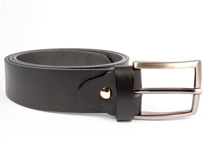 Glänzende Gürtelschnalle an dunklem Lederriemen #color_schwarz