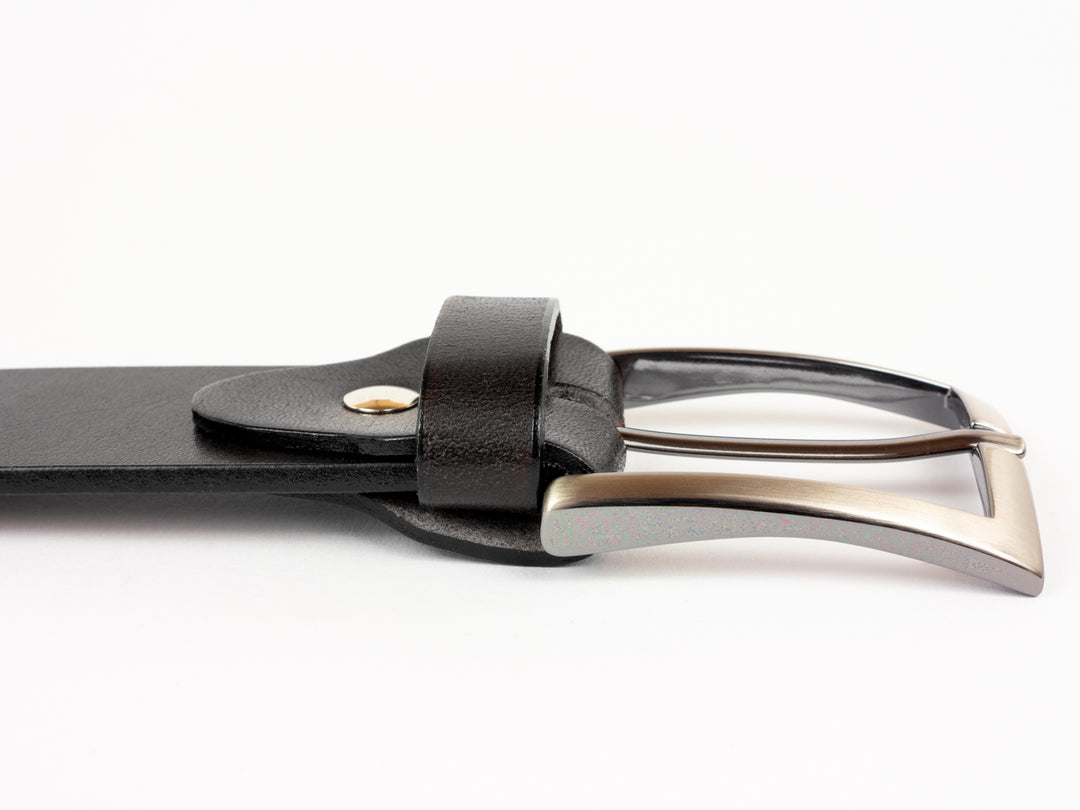 Seitenansicht Gürtelende mit glänzender Silberschnalle #color_schwarz