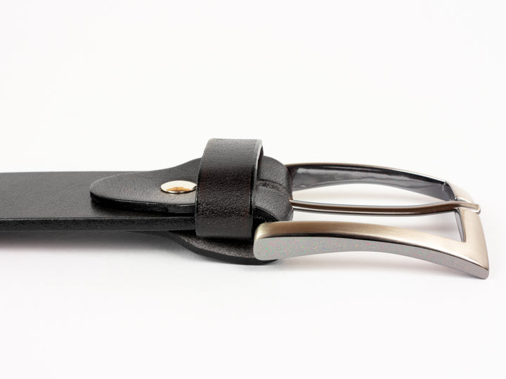 Seitenansicht Gürtelende mit glänzender Silberschnalle #color_schwarz